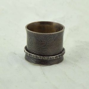 Spinning silver floral ring